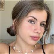 Studentessa di quarta liceo impartisce lezioni di matematica, inglese e italiano ai ragazzi delle scuole medie ed elementari