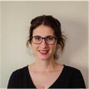 Profesora de analítica digital para principiantes que deseen aprender de analítica web.