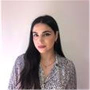 Docente di Diritto impartisce lezioni a studenti universitari