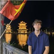 Mejora tu español con charlas divertidas y naturales adaptadas a tu nivel en Sevilla