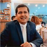 Profesor de Matemáticas que imparte clases a personas de diferentes edades