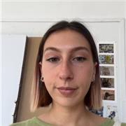 Étudiante donne des cours de soutien scolaire primaire / collège