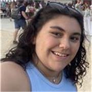 Profesora que ha estudiado atención a personas en situación de dependencia y un grado superior de educación infantil