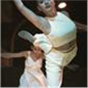 Docente di danza classica, contemporanea e moderna, con diploma e esperienza come insegnante di danza classica e punte