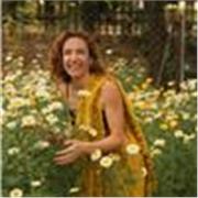 Profesora de yoga formada en la India. Clases amorosas y adaptadas a todas las edades y niveles, desde la presencia y el cuidado