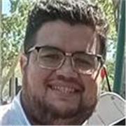 Profesor de Ingenieria en Construcción dicta clases a alumnos de construcción
