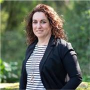 Profesora titulada en Biología, imparte clases de Matemáticas, Química y Biología.