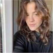 Me defino como alguien muy natural y sencilla, también soy muy paciente y la Historia del Arte me fascina.  Acabo de terminar la carrera de Historia del Arte y creo realmente que estaría a la altura de poder enseñar a gente que le resulte complicada esta 
