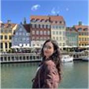 Profesora graduada de estudios lingüísticos y literarios de la lengua inglesa para enseñar a alumnos de diferentes edades y nivel