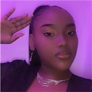 Trabaja como niñera ayudando con las tareas escolares