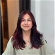 Profesora titulada en Lengua Castellana y Literatura y escritura creativa. Especializada en la primera infancia y adolescencia. 