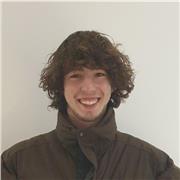 Etudiant donne des cours de soutien et aides aux devoirs pour les collégiens et lycéen