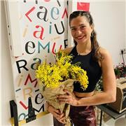 profesora de yoga certificada en estilos Yin, Hatha y Ashtanga con una pasión por la introspección, el movimiento y la sanación.