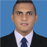 Profesor de matematicas imparte clases a niños de todas las edades