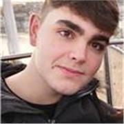 Profesor de inglés imparte clases a niños de todas las edades