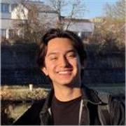 Muttersprachler Spanisch-Tutor, der Leute aller Altersgruppe unterrichtet.