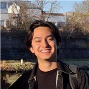 Muttersprachler Spanisch-Tutor, der Leute aller Altersgruppe unterrichtet.