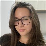 Profesora de inglés que adapta sus clases en base a las necesidades de cada alumno y alumna.