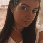 Docente de nivel primario imparte clases a niños de 6 y 11 años inclusive