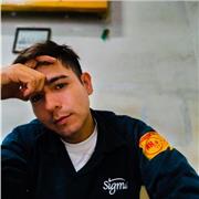 Profesor de diseño industrial imparte clases a estudiantes de ingeniería iniciando en el programa Solidworks