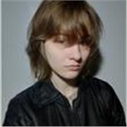 Profesora de lengua y literatura imparte clases para niños de primaria y adolescentes