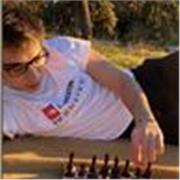 Si quieres aprender a jugar a la Ajedrez yo te enseño encantado, y a ver si conseguimos que el alumno supere al maestro ;)