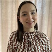 Étudiante en psychologie, je propose des cours de niveau collège ou lycée principalement pour les mathématiques (et/ou statistiques), la philosophie et le français
