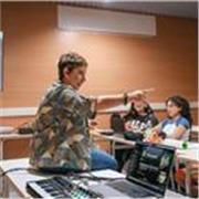 Insegnante di Canto Pop-Rock e Songwriting, laureata in Conservatorio, impartisce lezioni di scrittura di canzoni
