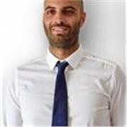 Insegnante serio e qualificato impartisce lezioni online di biologia per studenti di scuola superiore