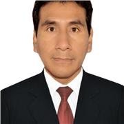 Profesor de matematicas que imparte clases a alumnos de secundaria