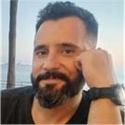 Titulado Universitario en Turismo y Máster en Dirección Turística, con recorrido profesional en diferentes paises.