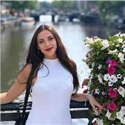 Soy una persona que conecta con los demás. Clases nivél medio-avanzado. Me encantaría darle clases a niños pequeños.