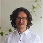 Profesor de español y literatura con experiencia en clases de gramática, lectura crítica y escritura creativa y académica