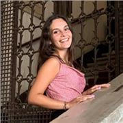 Studentessa universitaria offre aiuto compiti per studenti di scuola primaria e secondaria di primo livello