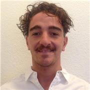 Vivo en Barcelona, me considero una persona simpática, que ama los intercambios culturales y de idiomas, estoy convencido que enseñar de manera didáctica, con ejemplos de la vida diaria nos permite tener una memoria visual y auditiva, me gustaría enseñarl