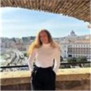 Maestra de Primaria con formación en inclusión educativa, refuerzo escolar y atención personalizada a las NEAE. 