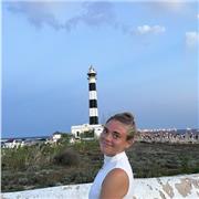 Hola!!:) 
Em dic Marina Mas i estic estudiant 3r d'un grau de llengües. M'agrada una mica tot, sobretot ensenyar i ajudar.