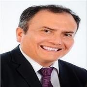Profesor de matemática financiera y Contabilidad imparte clases a estudiantes universitarios