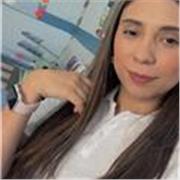 Me defino como una profesora de inglés dinámica y empática, enfocada en crear un ambiente de aprendizaje positivo.