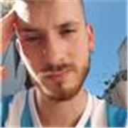 Estudiante avanzado de profesorado de Historia brinda clases a alumnos de secundario