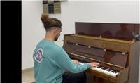 Buenas, mi nombre es Miguel y soy un músico con años de experiencia que me ofrezco para dar clases de piano, batería y percusión nivel principiante. Ofrezco buen trato, paciencia, disciplina, orientación, así como una motivación enfocada a la búsqueda de 