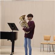 Me defino como un músico con una mente distinta, que mira más allá de las notas y quiero dar clases a gente que quiera convertir en músicos diferenciales