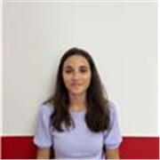 Psicologa offre lezioni sulle diverse discipline della psicologia e filosofia