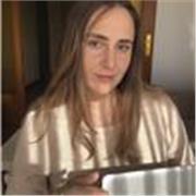 Profesora titulada en Licenciatura en Comunicación Social e Institucional.