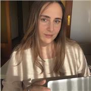 Profesora titulada en Licenciatura en Comunicación Social e Institucional.