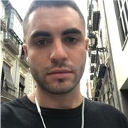 Profesor de español imparte clases para jóvenes extranjeros