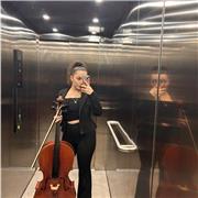 Docente di musica impartisce lezioni di teoria musicale e anche di violoncello (non necessariamente insieme)