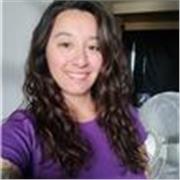 Profesora de español imparte clases virtuales. Asistencia constante vía mensajes