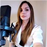 Insegnante di canto moderno e cantante professionista, offro lezioni personalizzate in pop, R&B e musica contemporanea con un approccio focalizzato su tecnica vocale, controllo, espressione e identità