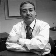 Profesor de Economía imparte clases a niños y jóvenes de todas las edades